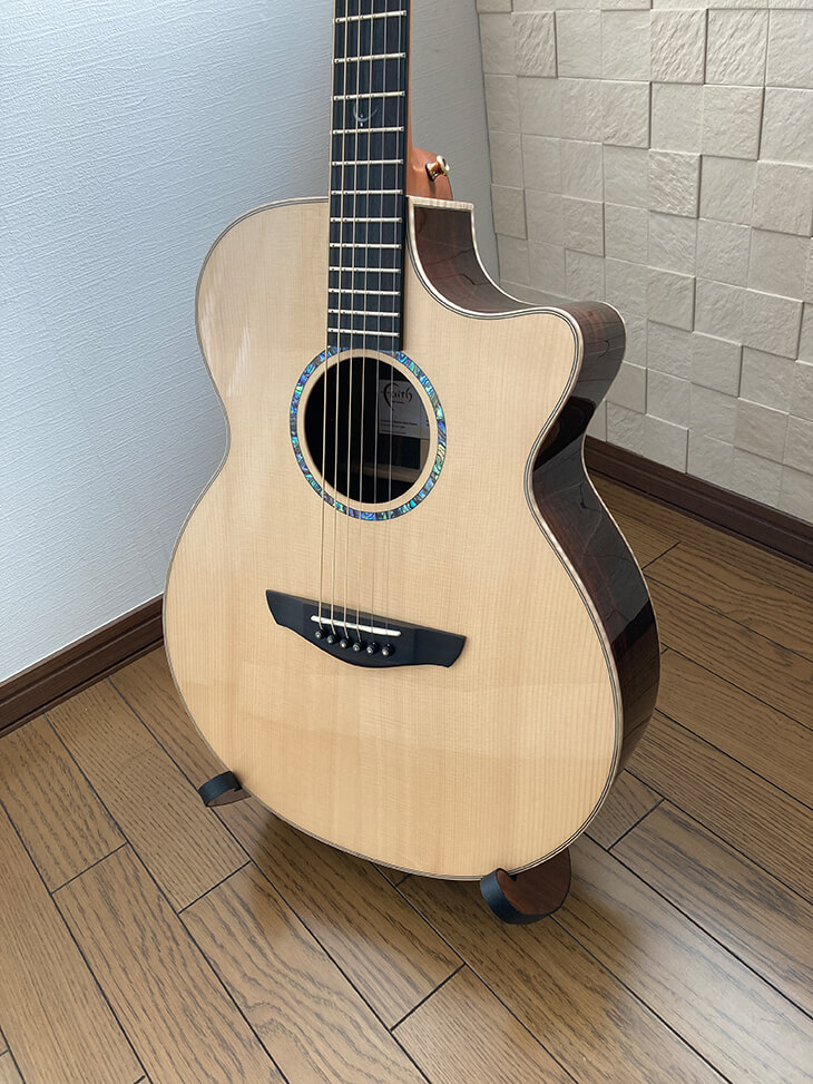 木製サイレントギター（フルサイズギターを置いた状態）