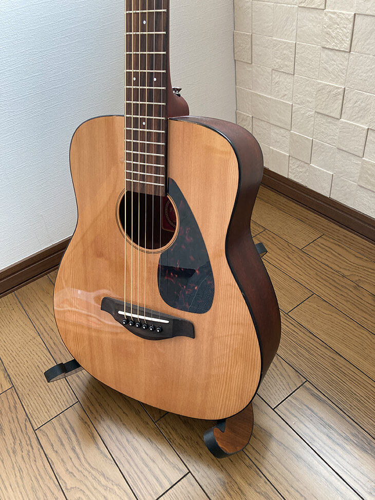 木製サイレントギター（ミニギターを置いた状態）