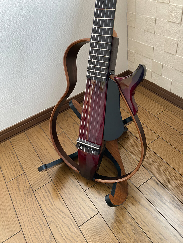 木製サイレントギター（サイレントギターを置いた状態）